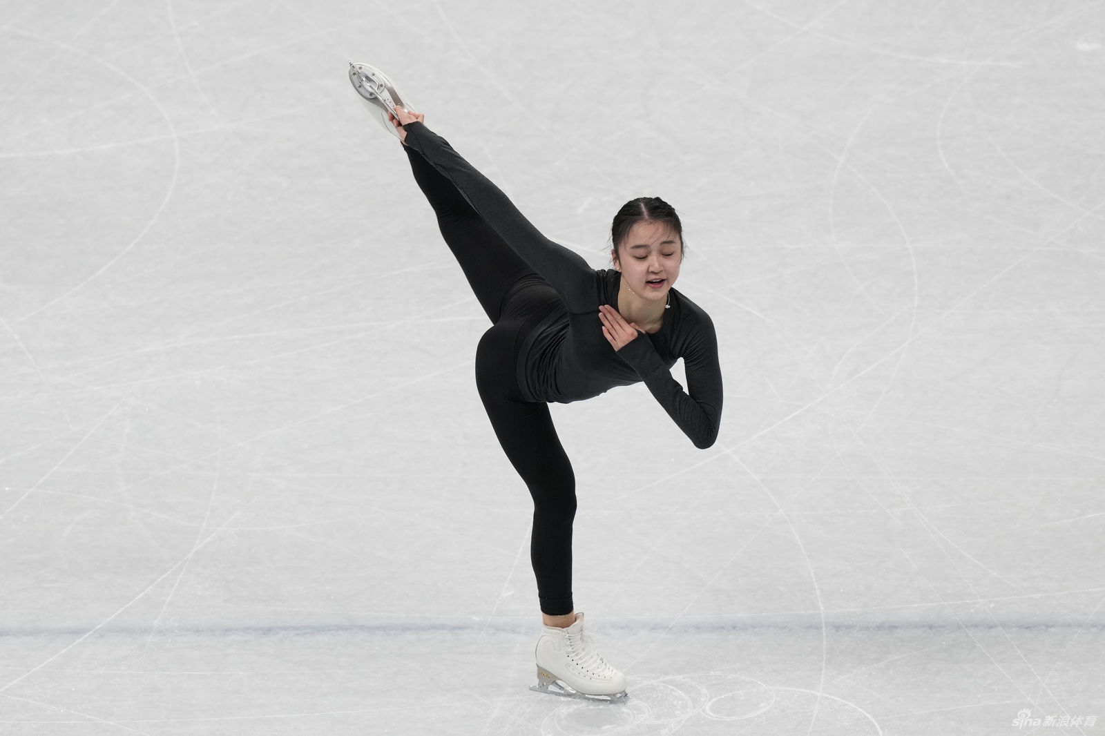 新浪直击花滑美女朱易首体训练