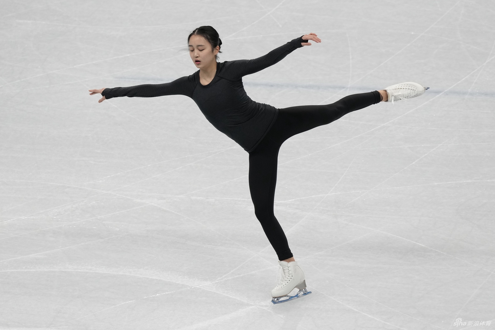 新浪直击花滑美女朱易首体训练