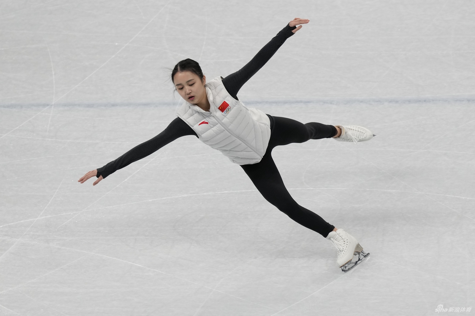 新浪直击花滑美女朱易首体训练