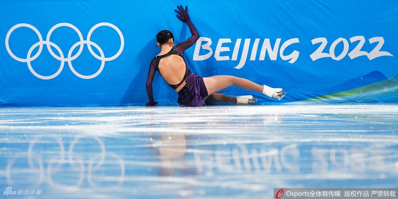 花滑团体赛女单朱易失误摔倒表现欠佳