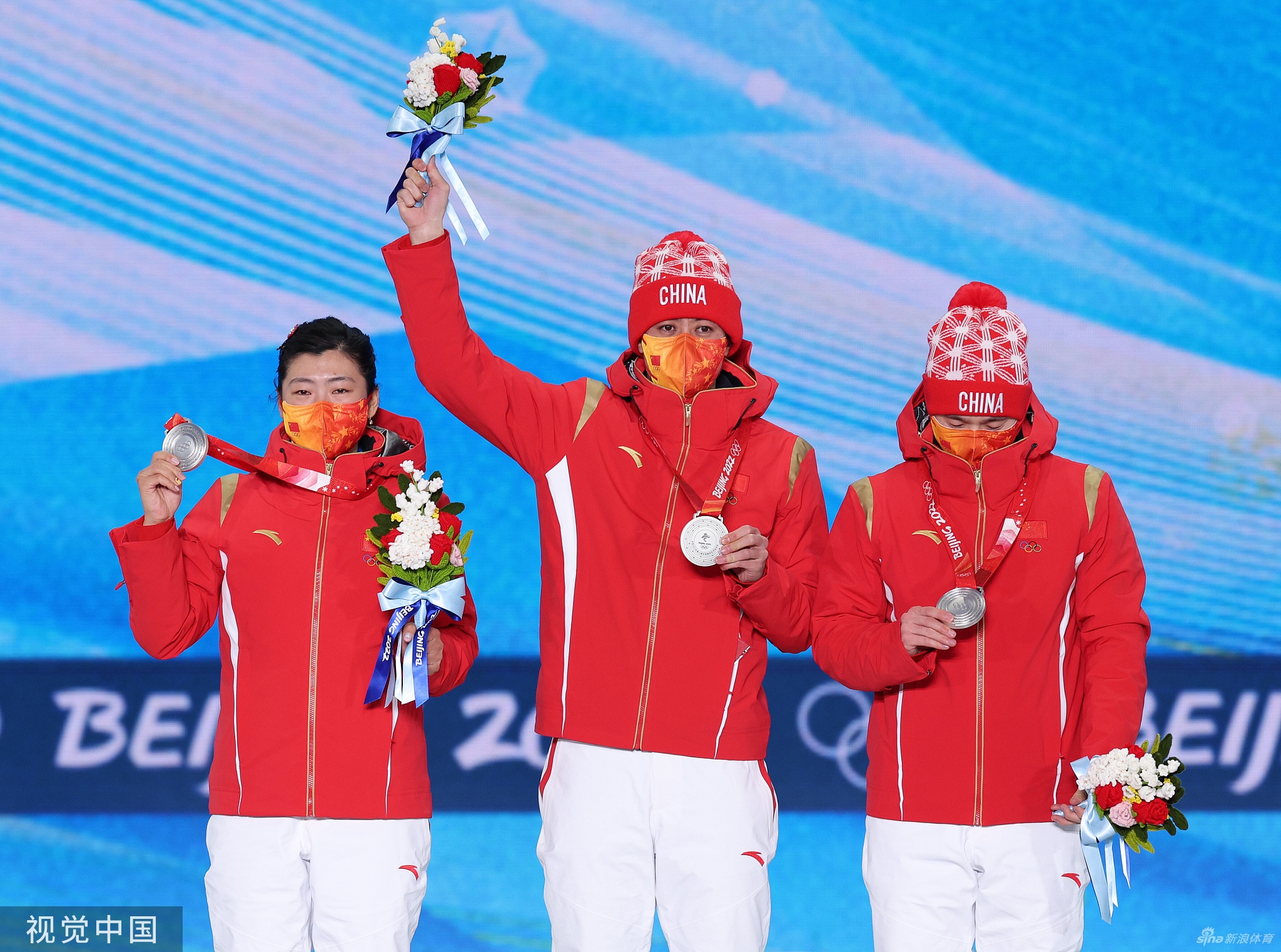 空中技巧混合团体颁奖仪式 中国队获颁银牌