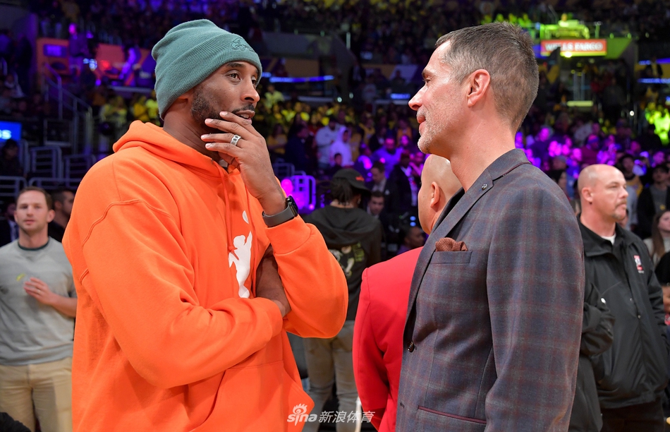 科比再现身斯台普斯观战