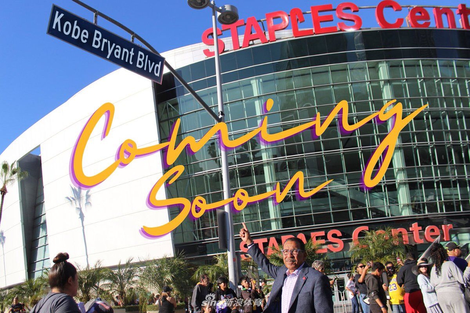 球迷赴“科比-布莱恩特大道”前纪念传奇