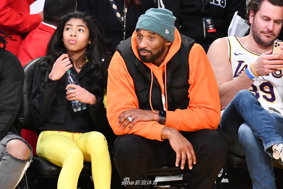 科比再现身斯台普斯观战