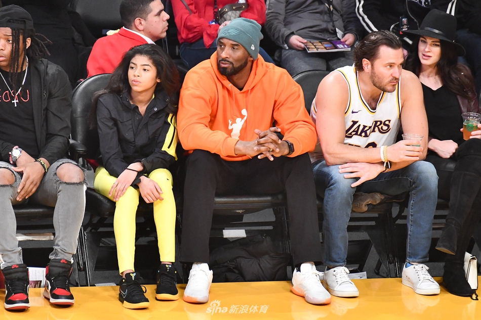 科比再现身斯台普斯观战