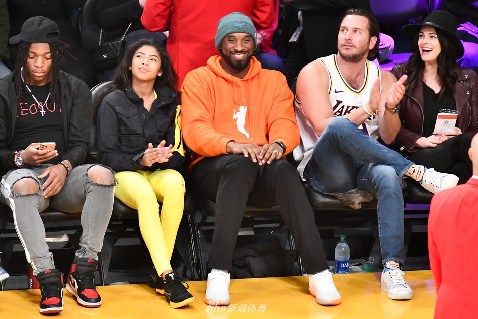 科比再现身斯台普斯观战