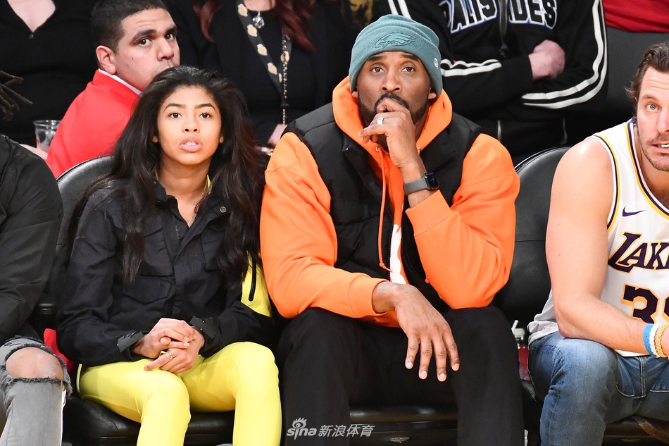科比再现身斯台普斯观战