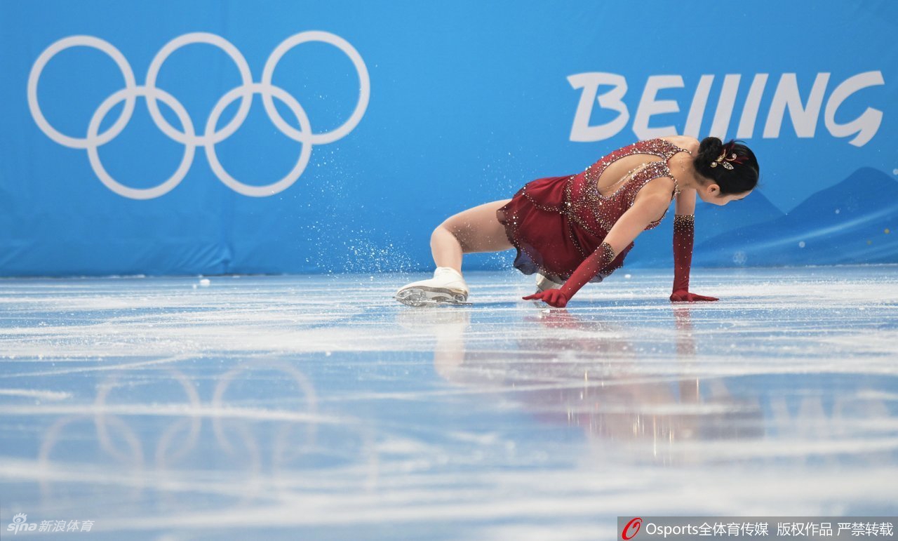 花滑团体赛自由滑朱易多次失误落泪离场