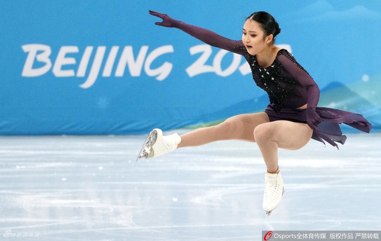 花滑团体赛女单朱易失误摔倒表现欠佳