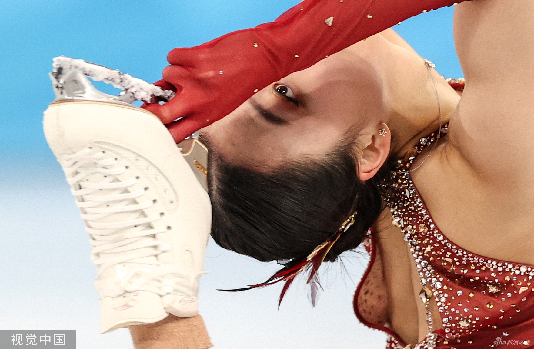 花滑团体赛自由滑朱易多次失误落泪离场