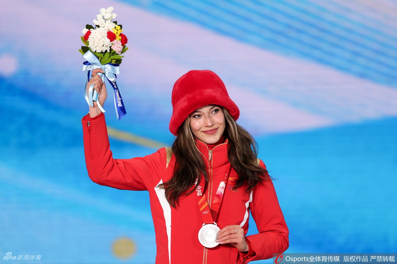 坡面障碍技巧颁奖仪式 谷爱凌获颁银牌