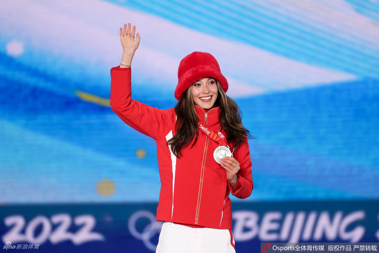 坡面障碍技巧颁奖仪式 谷爱凌获颁银牌