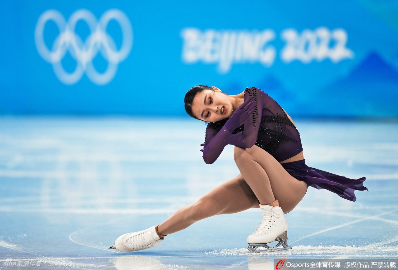 花滑团体赛女单朱易失误摔倒表现欠佳