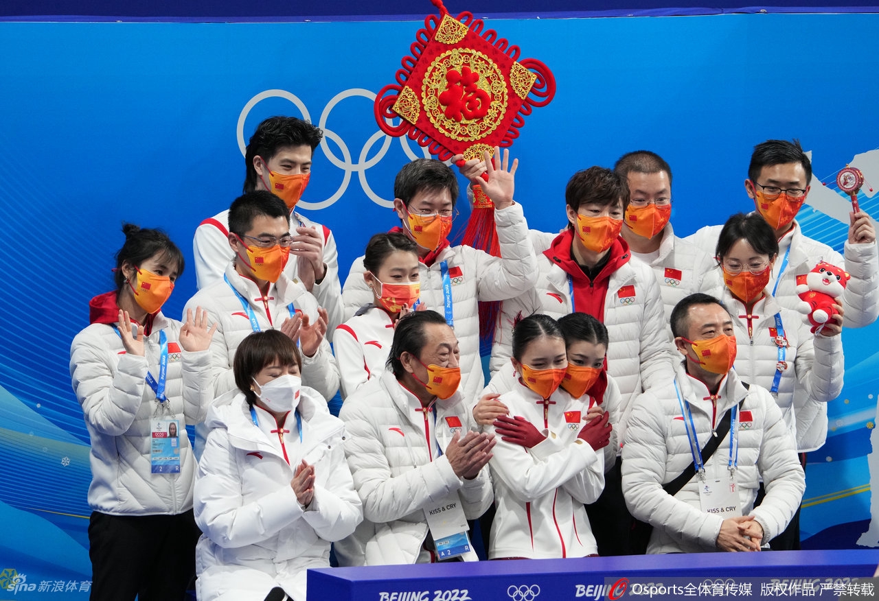 花滑团体赛自由滑朱易多次失误落泪离场