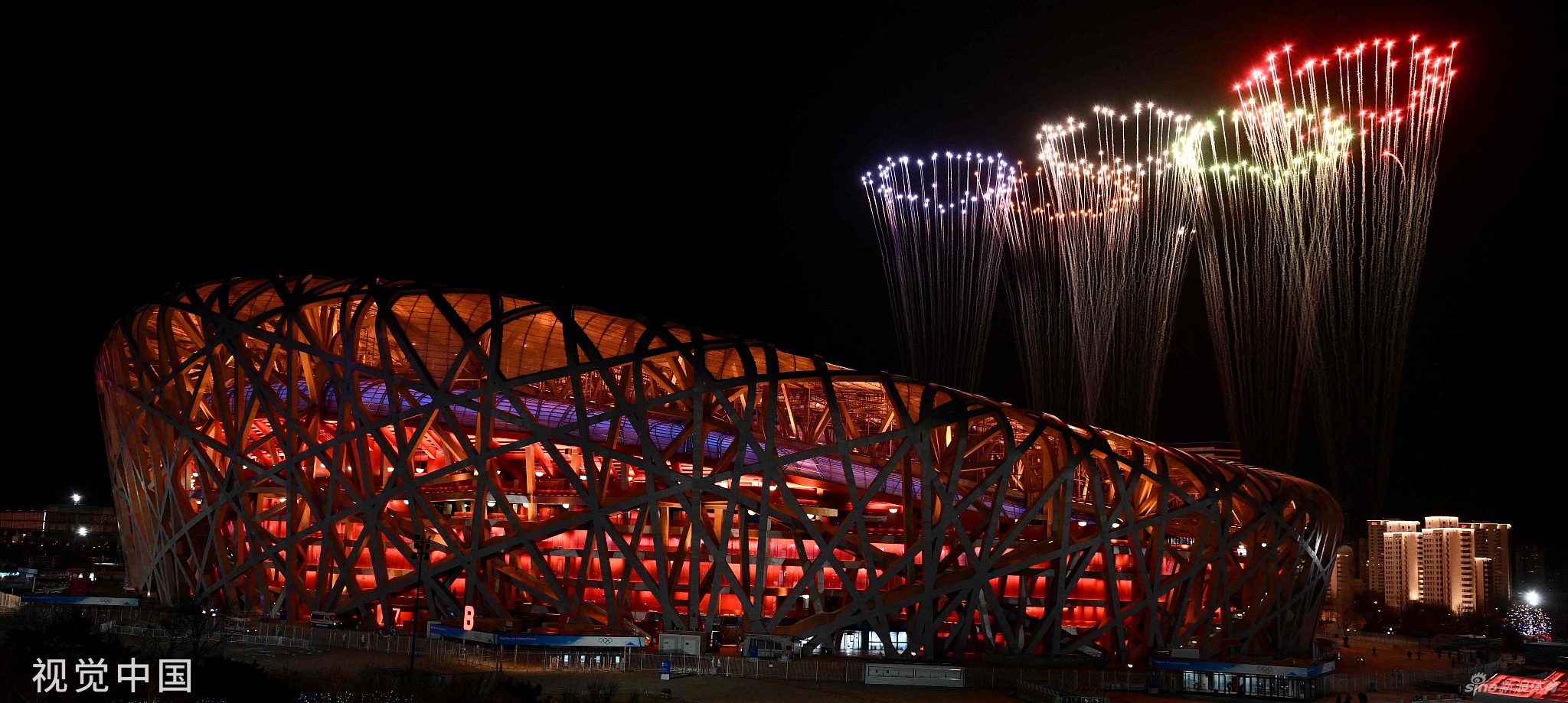 冬奥会闭幕式鸟巢场外烟花璀璨