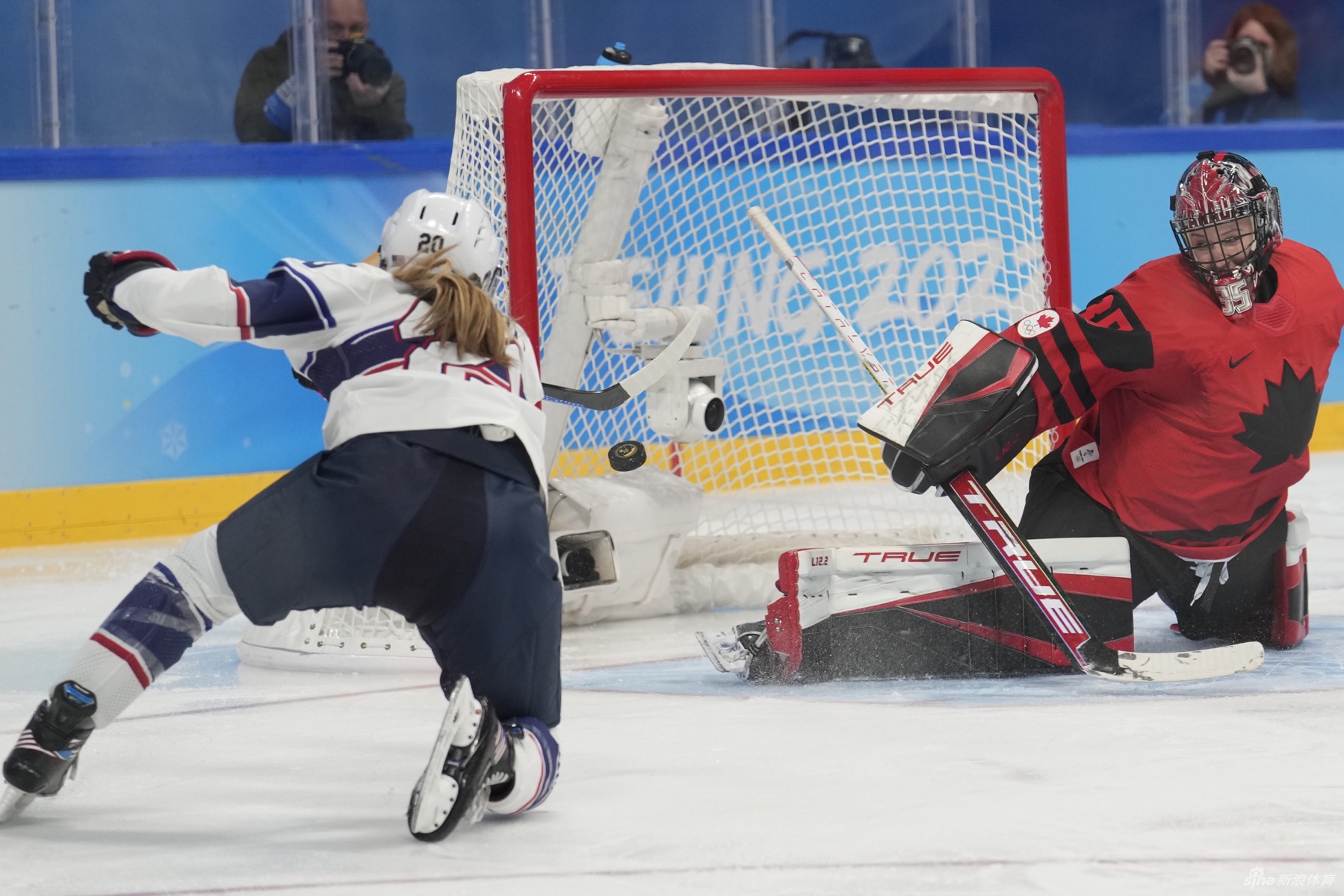新浪直击女子冰球加拿大3-2击败美国夺冠