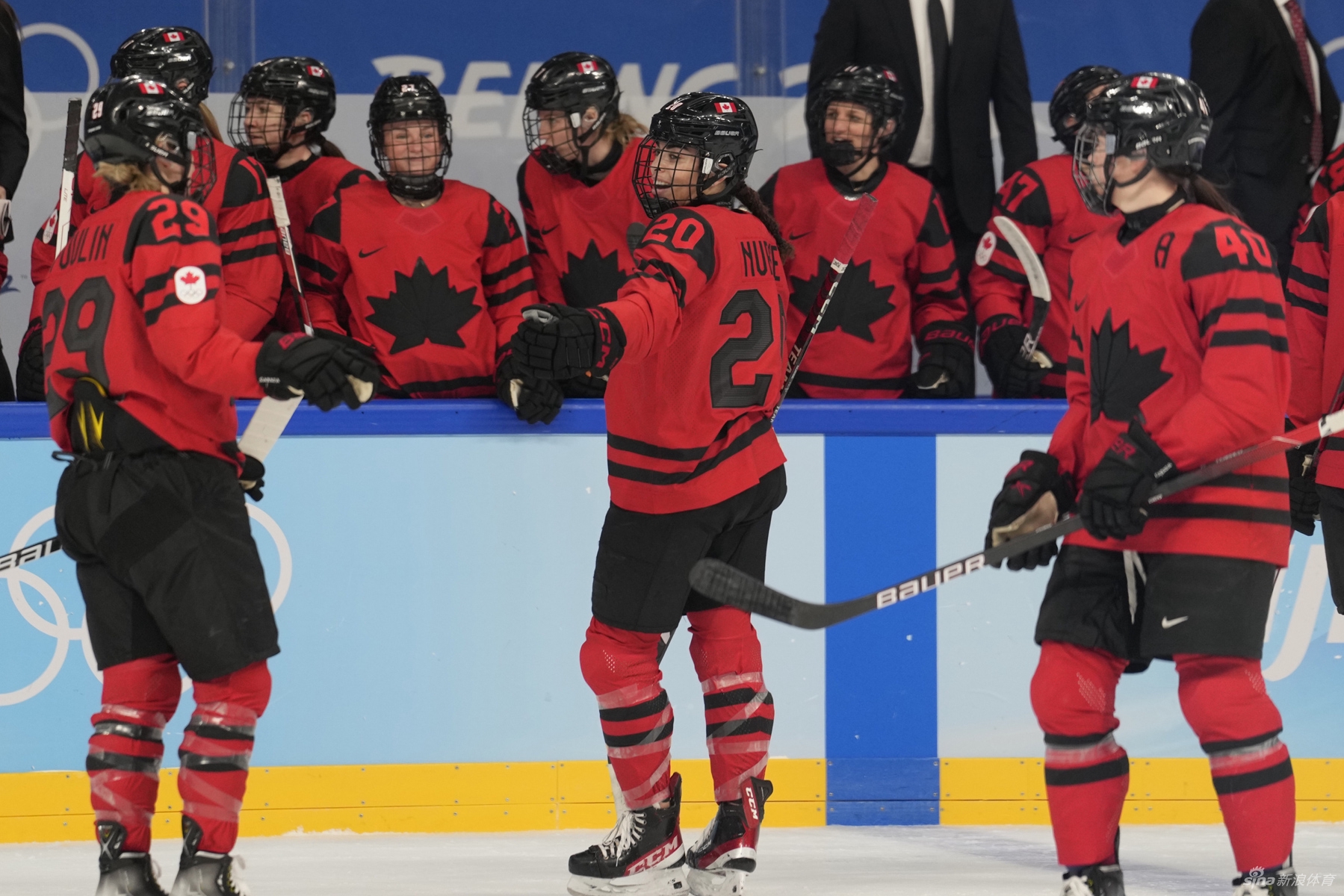 新浪直击女子冰球加拿大3-2击败美国夺冠
