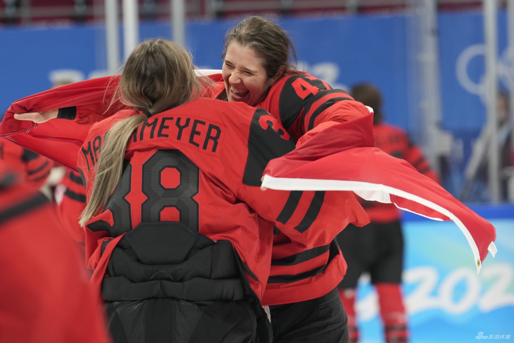 新浪直击女子冰球加拿大3-2击败美国夺冠