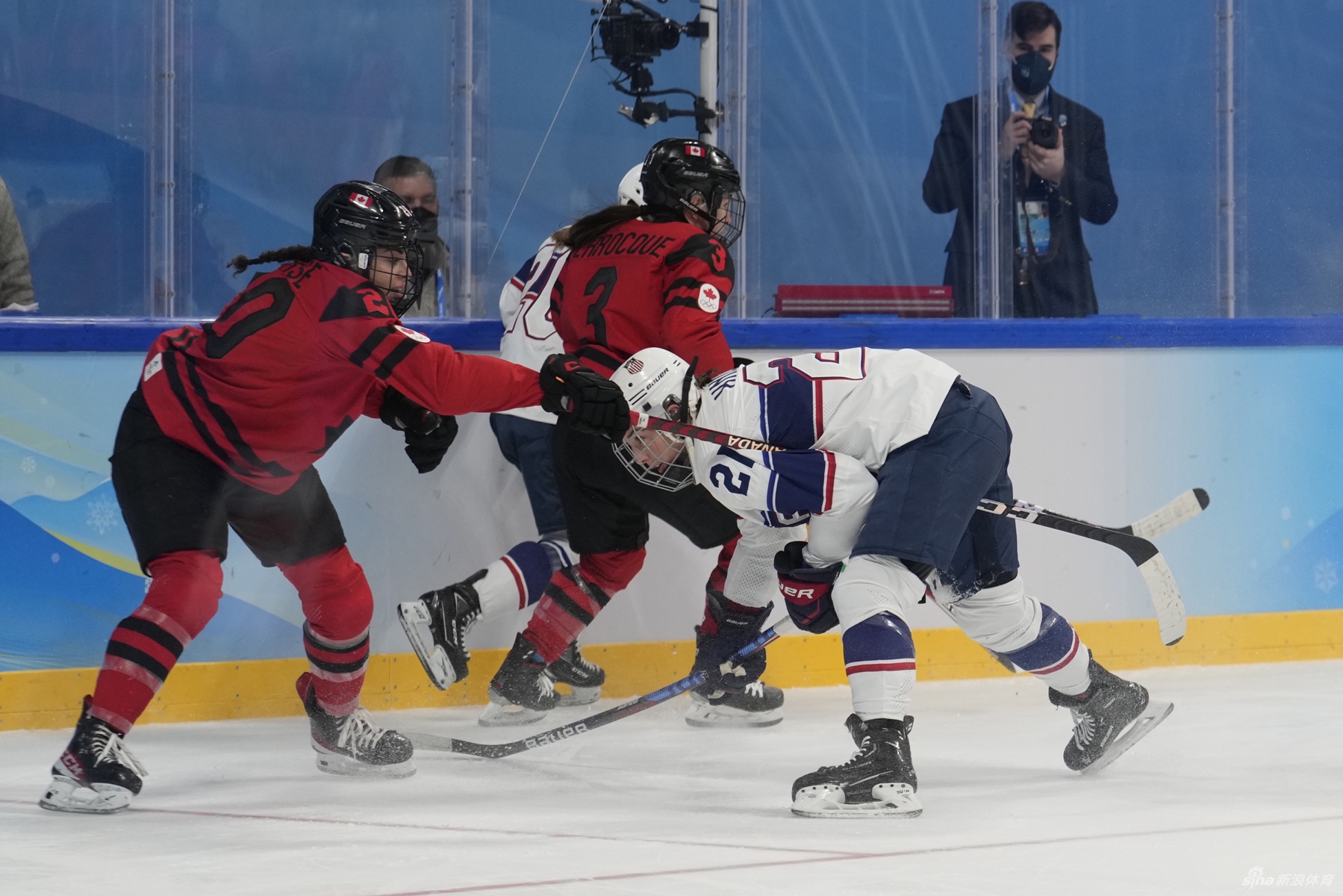 新浪直击女子冰球加拿大3-2击败美国夺冠