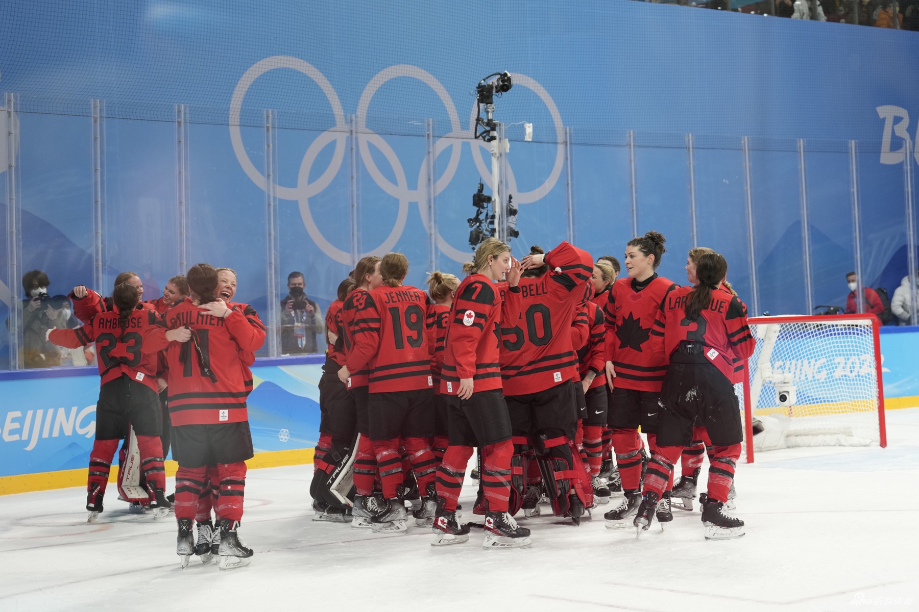 新浪直击女子冰球加拿大3-2击败美国夺冠