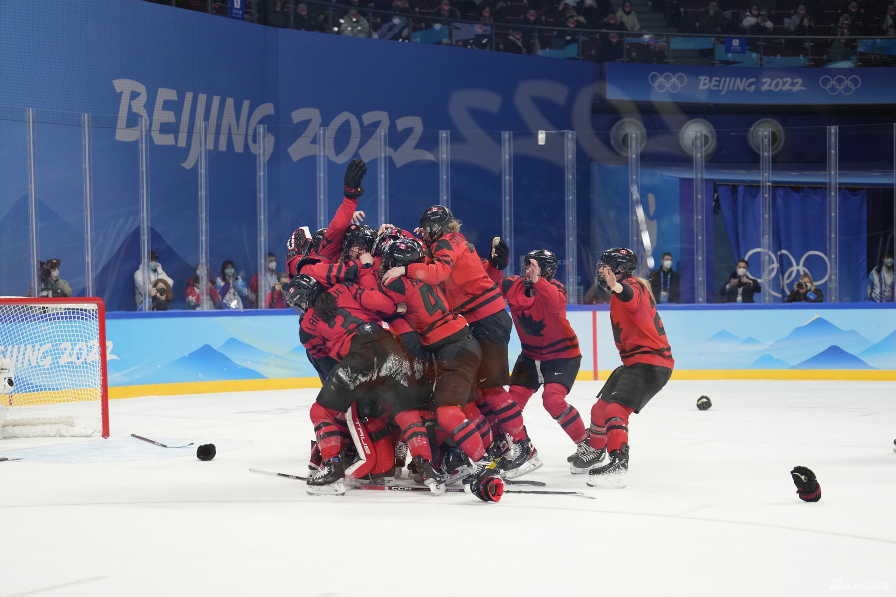 新浪直击女子冰球加拿大3-2击败美国夺冠