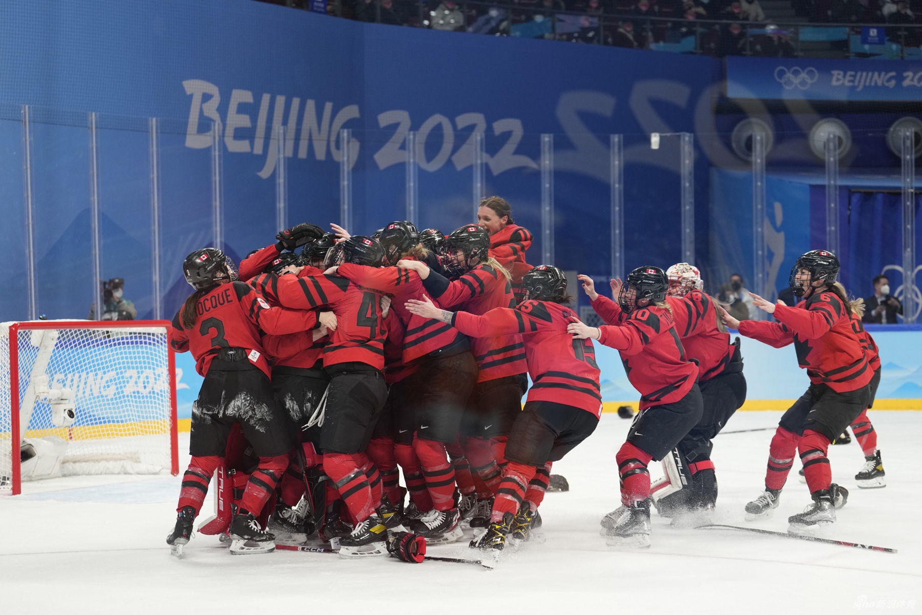 新浪直击女子冰球加拿大3-2击败美国夺冠