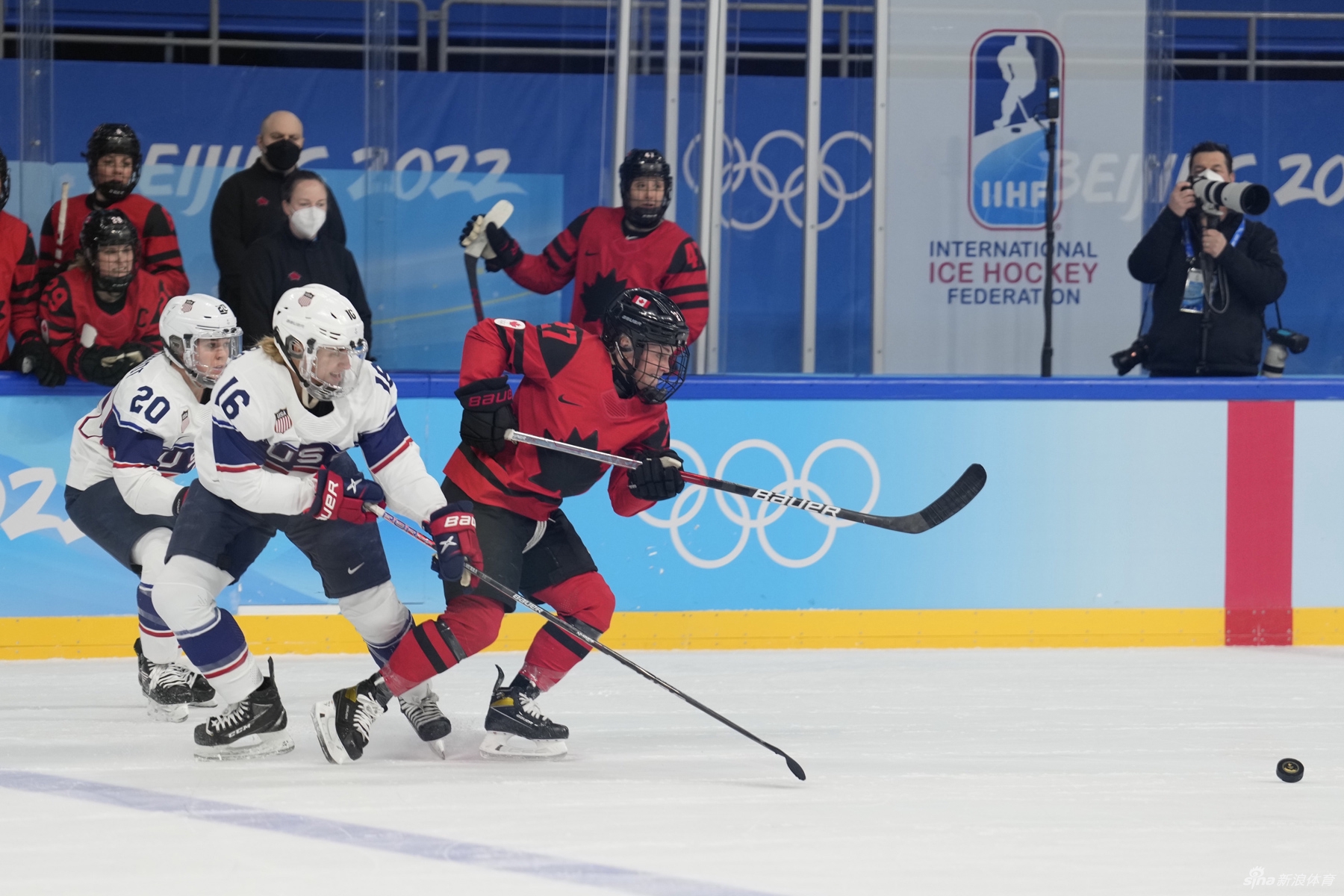 新浪直击女子冰球加拿大3-2击败美国夺冠