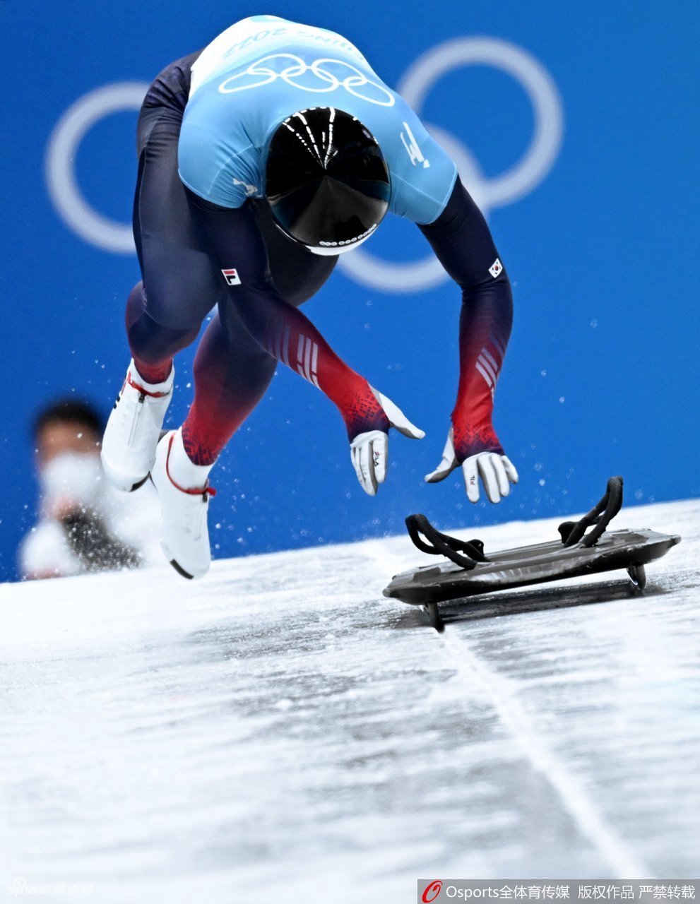 男子钢架雪车闫文港获得铜牌 殷正第五