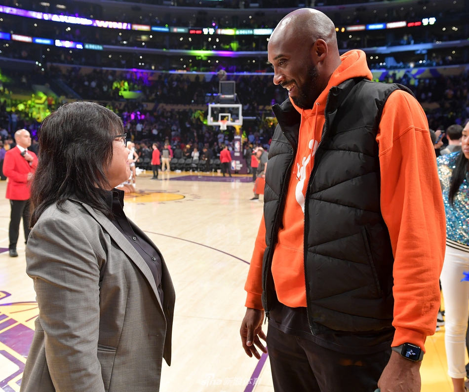 科比再现身斯台普斯观战