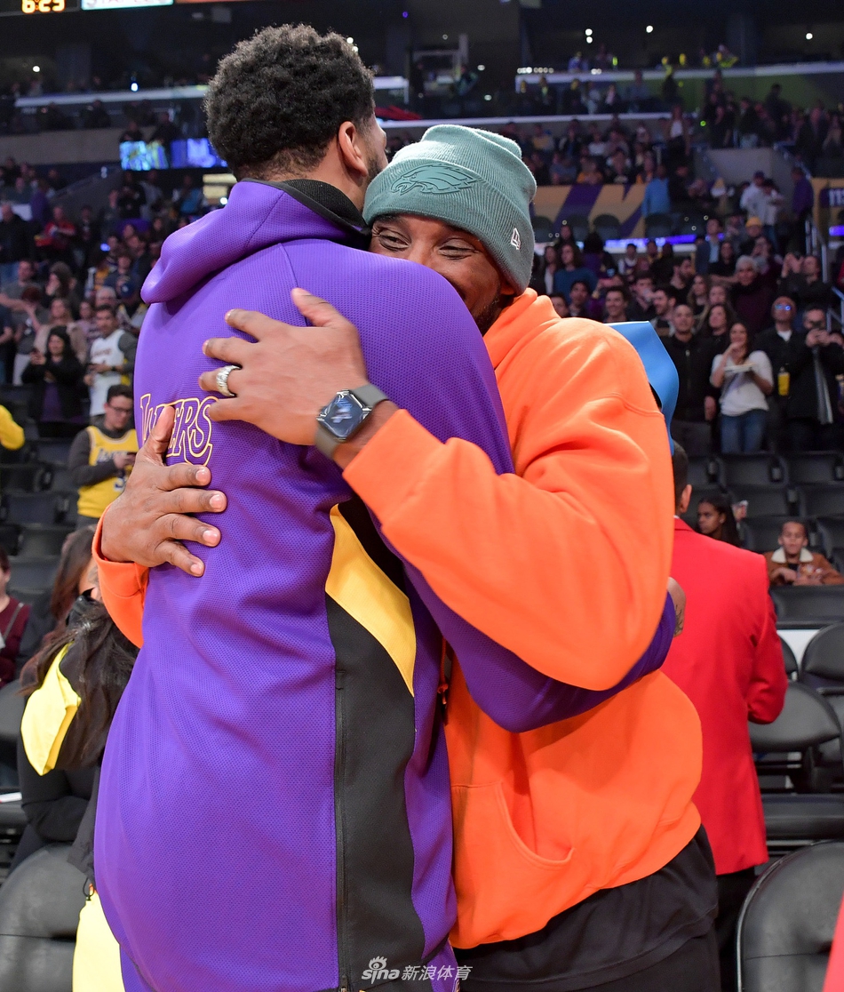 科比再现身斯台普斯观战