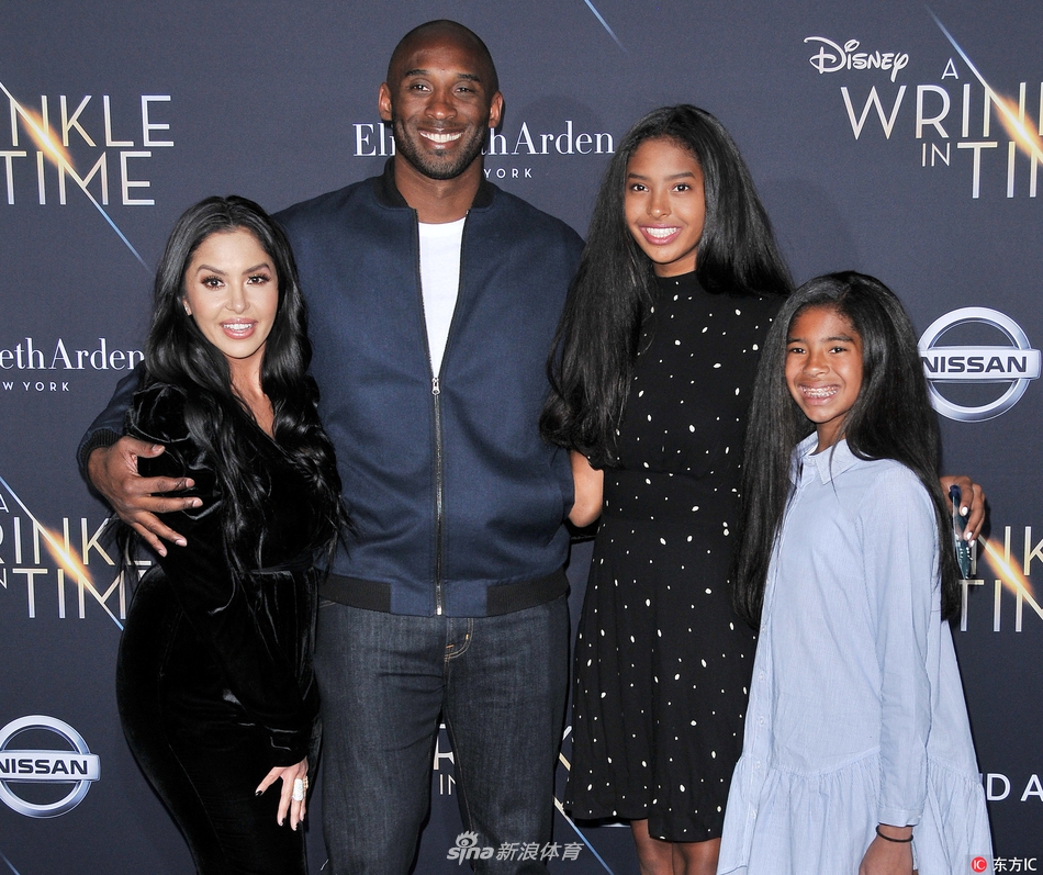 科比携妻儿盛装出席