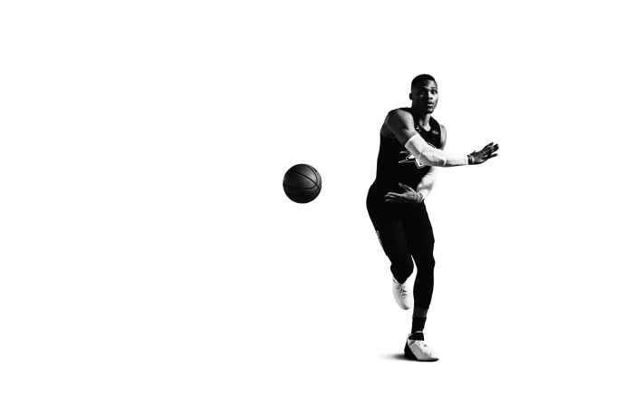 酷黑VS炫白!威少展示全明星战袍 你更爱哪一款