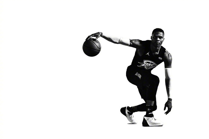 酷黑VS炫白!威少展示全明星战袍 你更爱哪一款