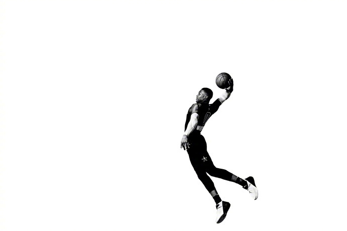 酷黑VS炫白!威少展示全明星战袍 你更爱哪一款