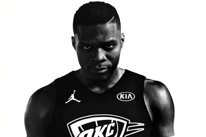 酷黑VS炫白!威少展示全明星战袍 你更爱哪一款