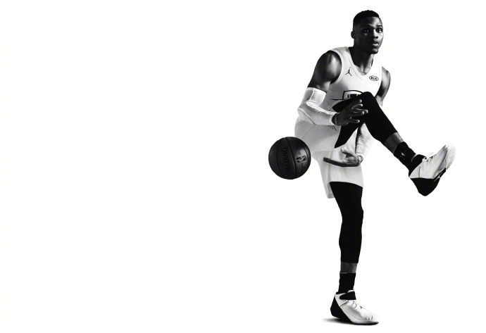 酷黑VS炫白!威少展示全明星战袍 你更爱哪一款