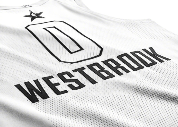 酷黑VS炫白!威少展示全明星战袍 你更爱哪一款