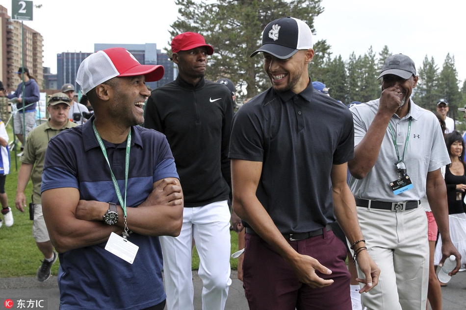 库里标志“傻笑”