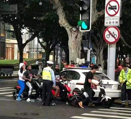 被哈登表情包笑疯！单防登哥的人终于出现了