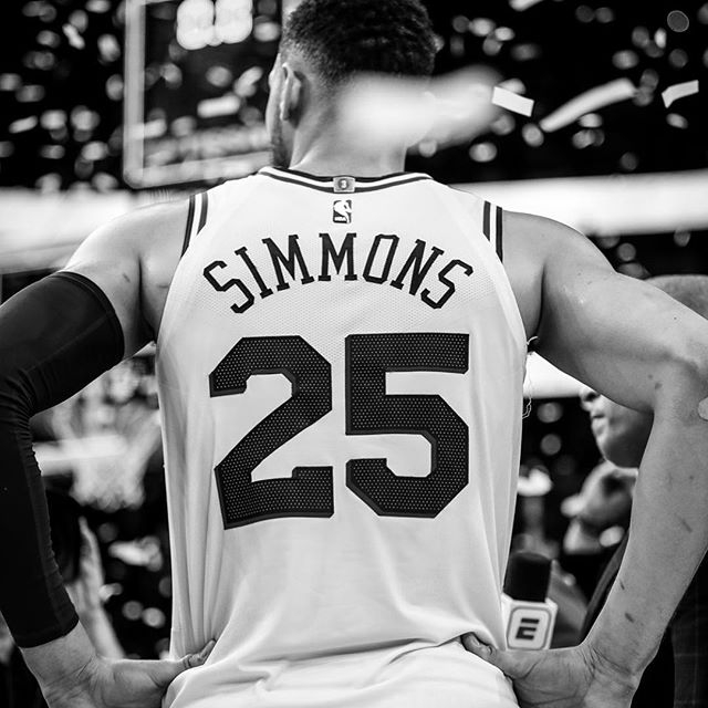 西蒙斯在比赛中