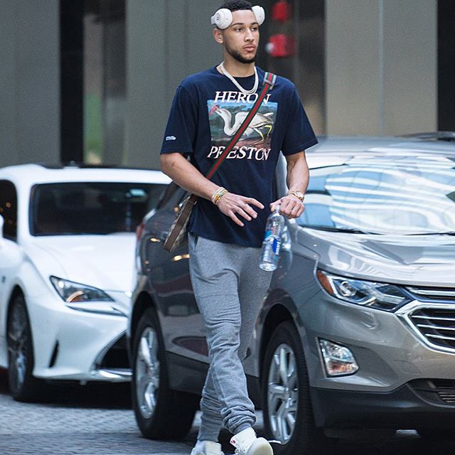 西蒙斯街头写真