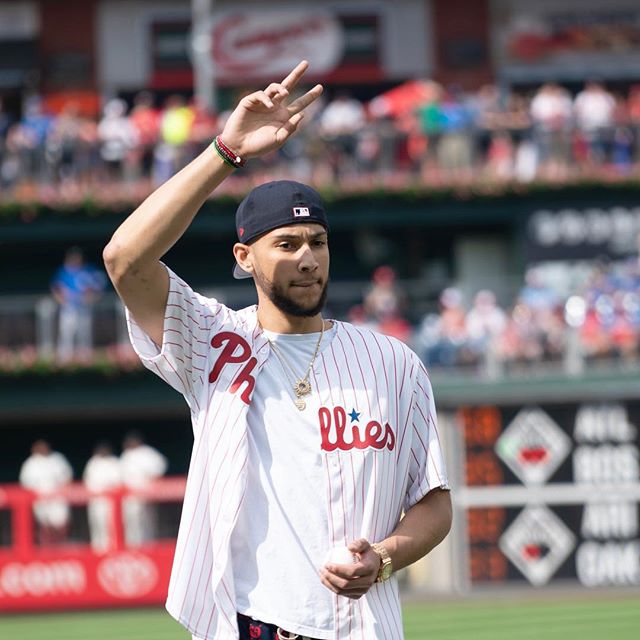 西蒙斯为棒球比赛开球