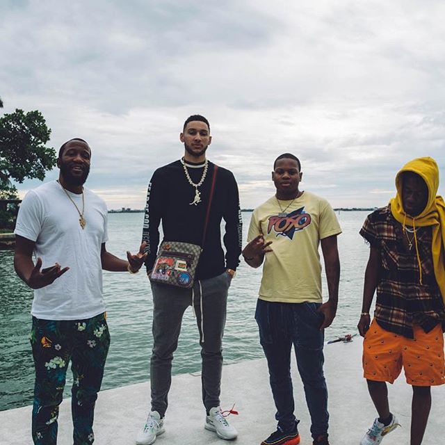 西蒙斯与朋友度假