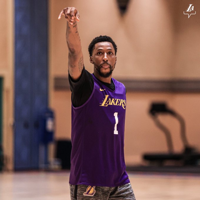 湖人训练备战！詹姆斯健身房撸铁秀钢铁肌肉