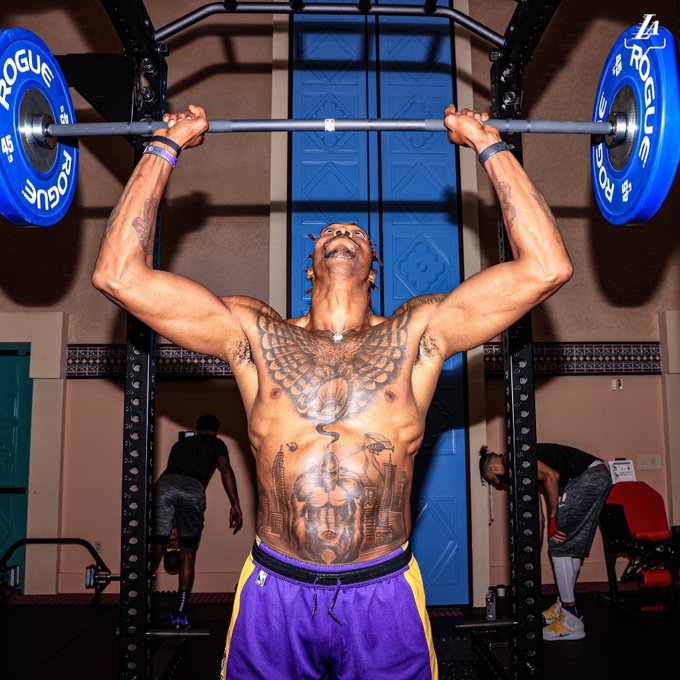 湖人训练备战！詹姆斯健身房撸铁秀钢铁肌肉