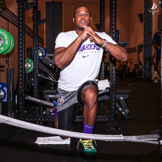 湖人训练备战！詹姆斯健身房撸铁秀钢铁肌肉