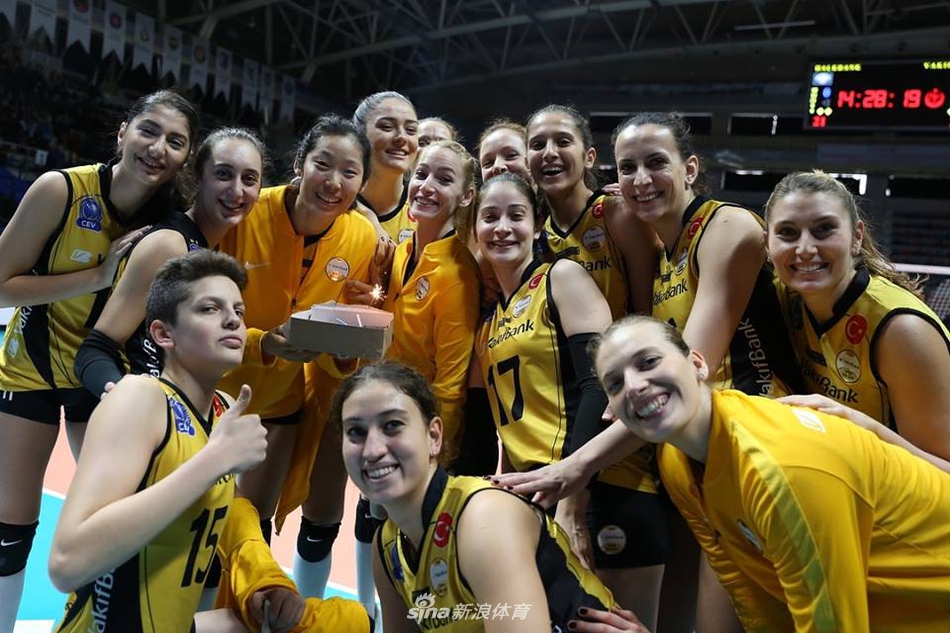 朱婷轮休球队告捷赛场过生日