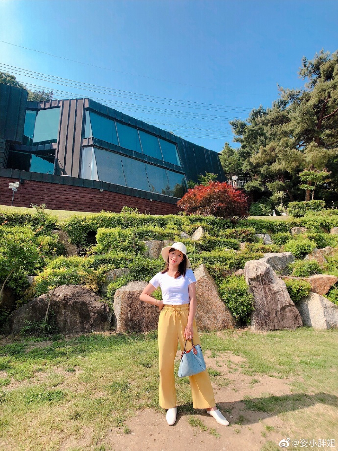 何姿晒出美照祝福高考学子