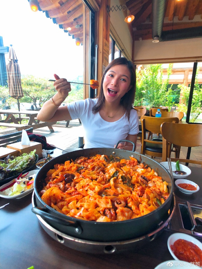 何姿晒出美照祝福高考学子