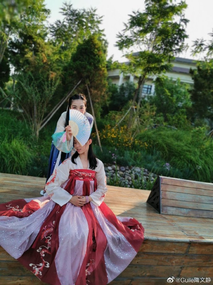 隋文静身穿汉服拍写真